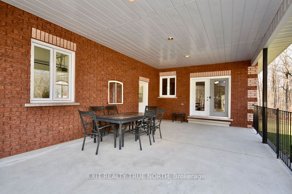 1524 Flos 8 Rd E