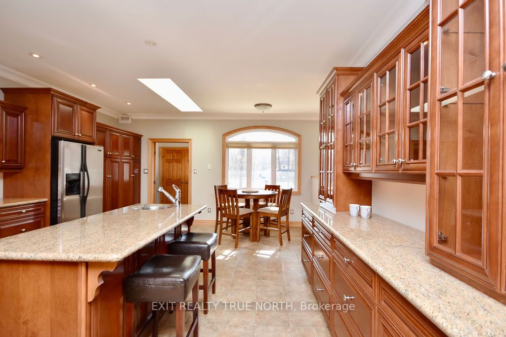 1524 Flos 8 Rd E