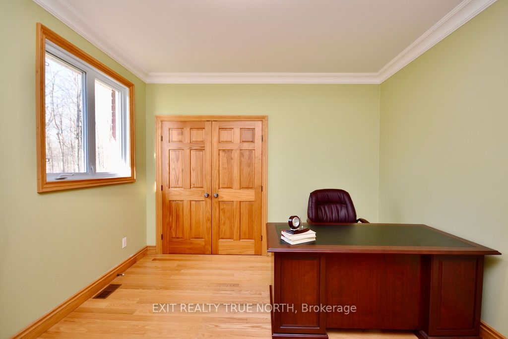 1524 Flos 8 Rd E