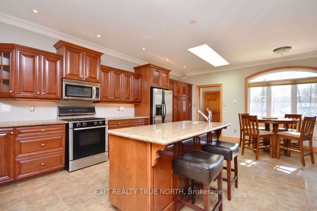 1524 Flos 8 Rd E