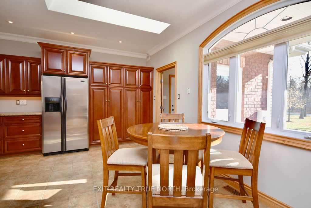 1524 Flos 8 Rd E