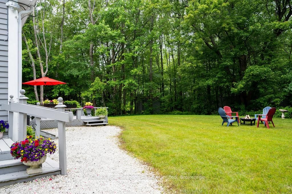 2 Woodview Dr E