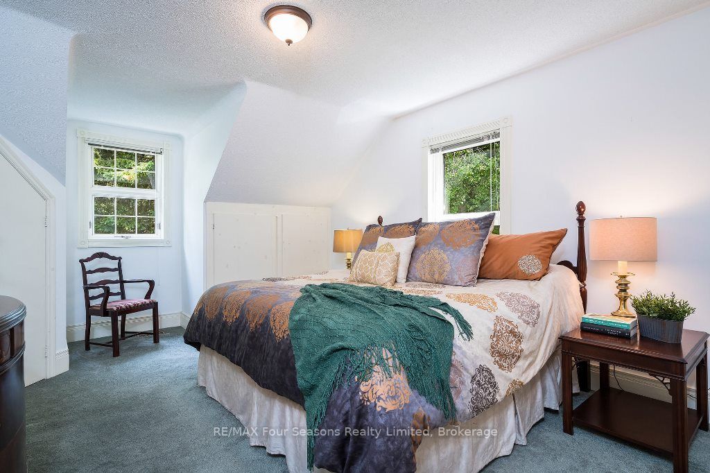 2 Woodview Dr E