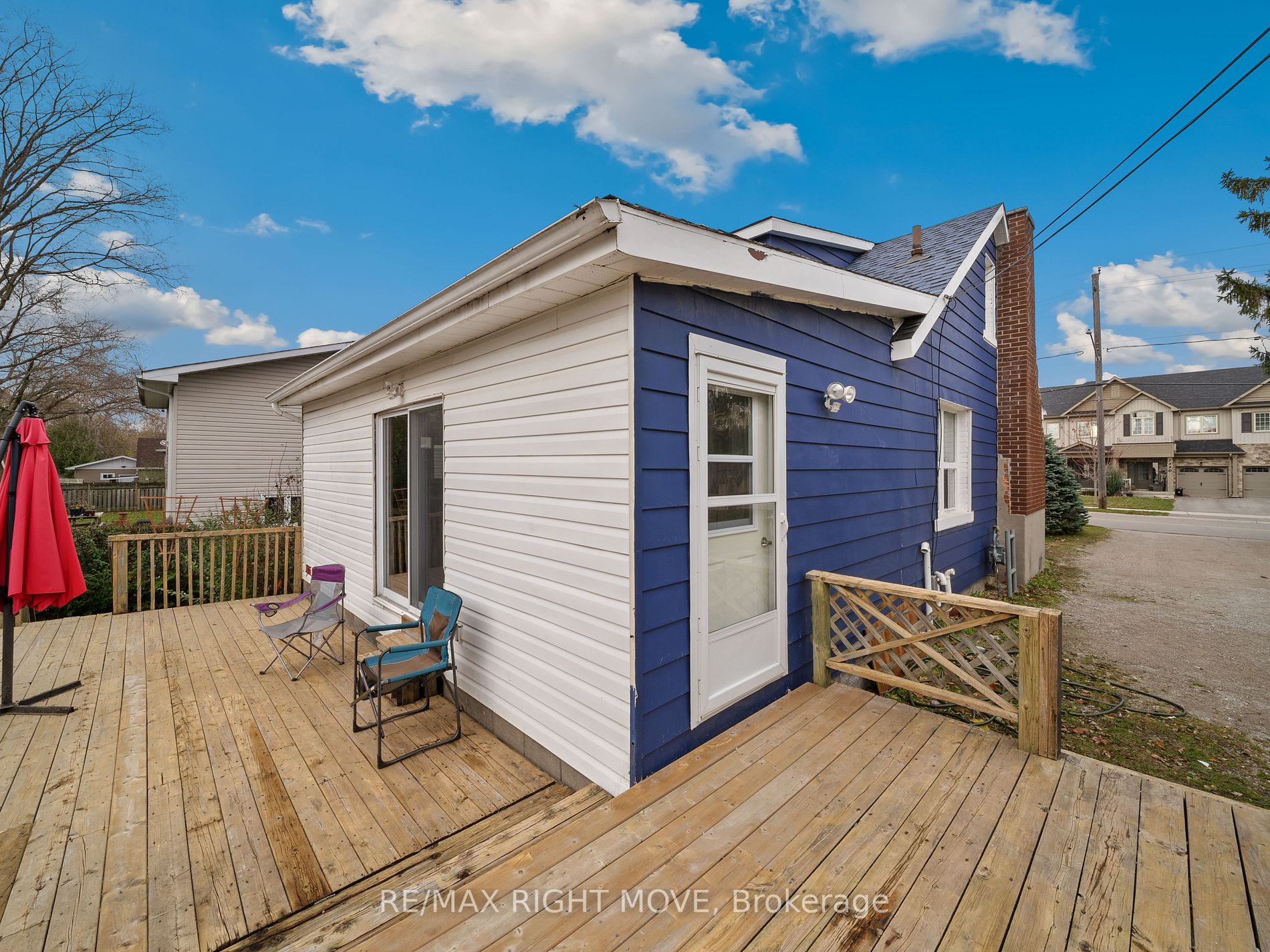 261 James St E