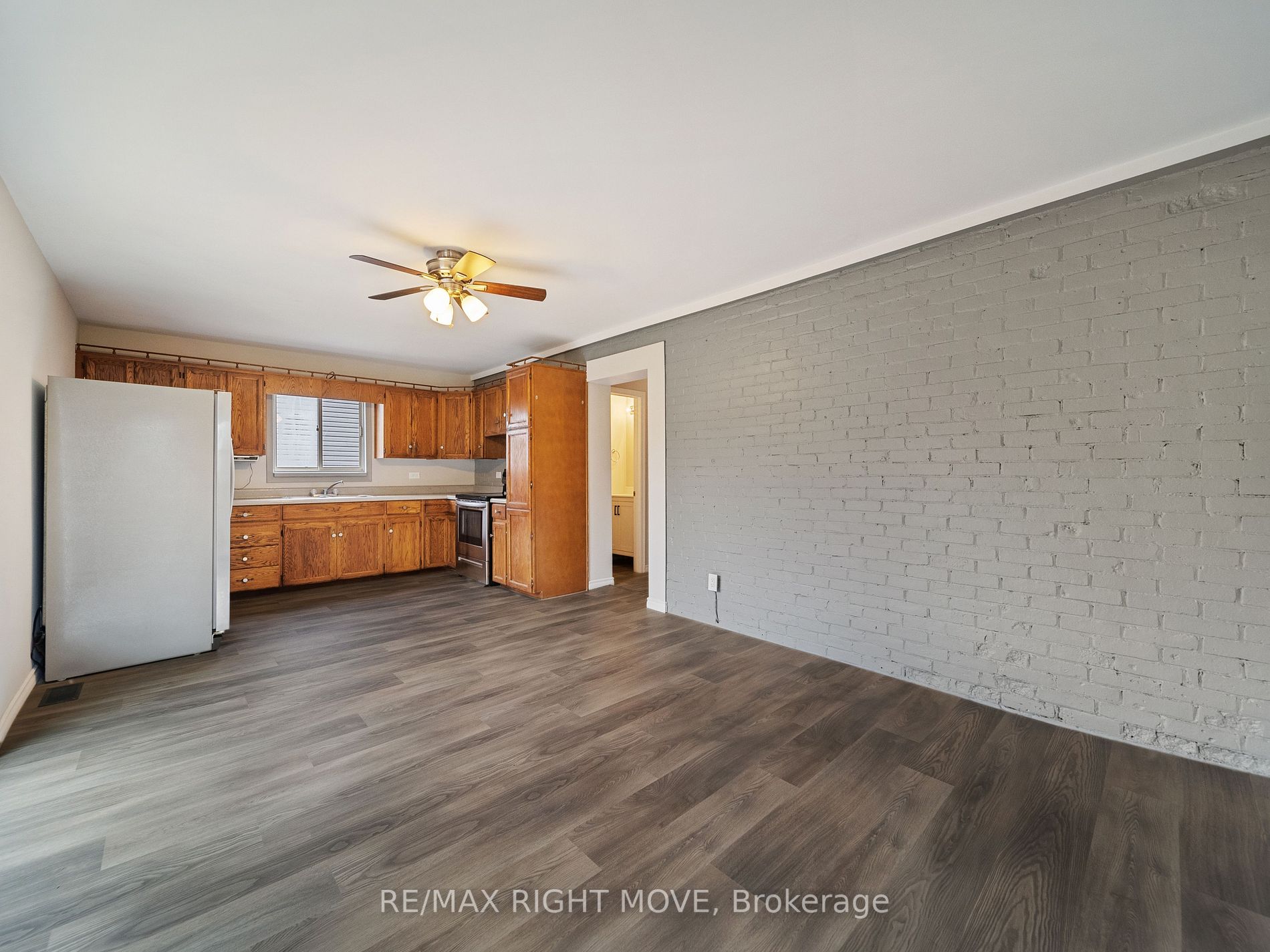 261 James St E