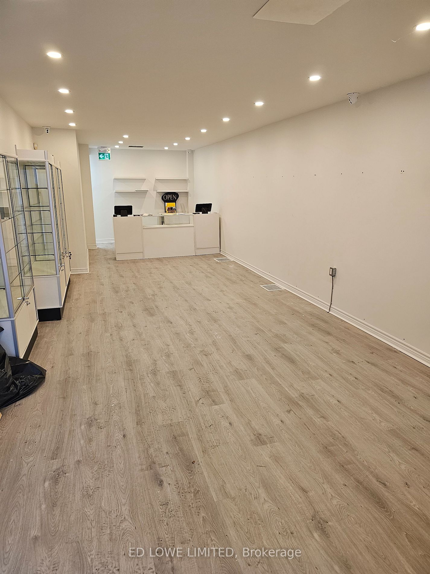 27 Dunlop St W
