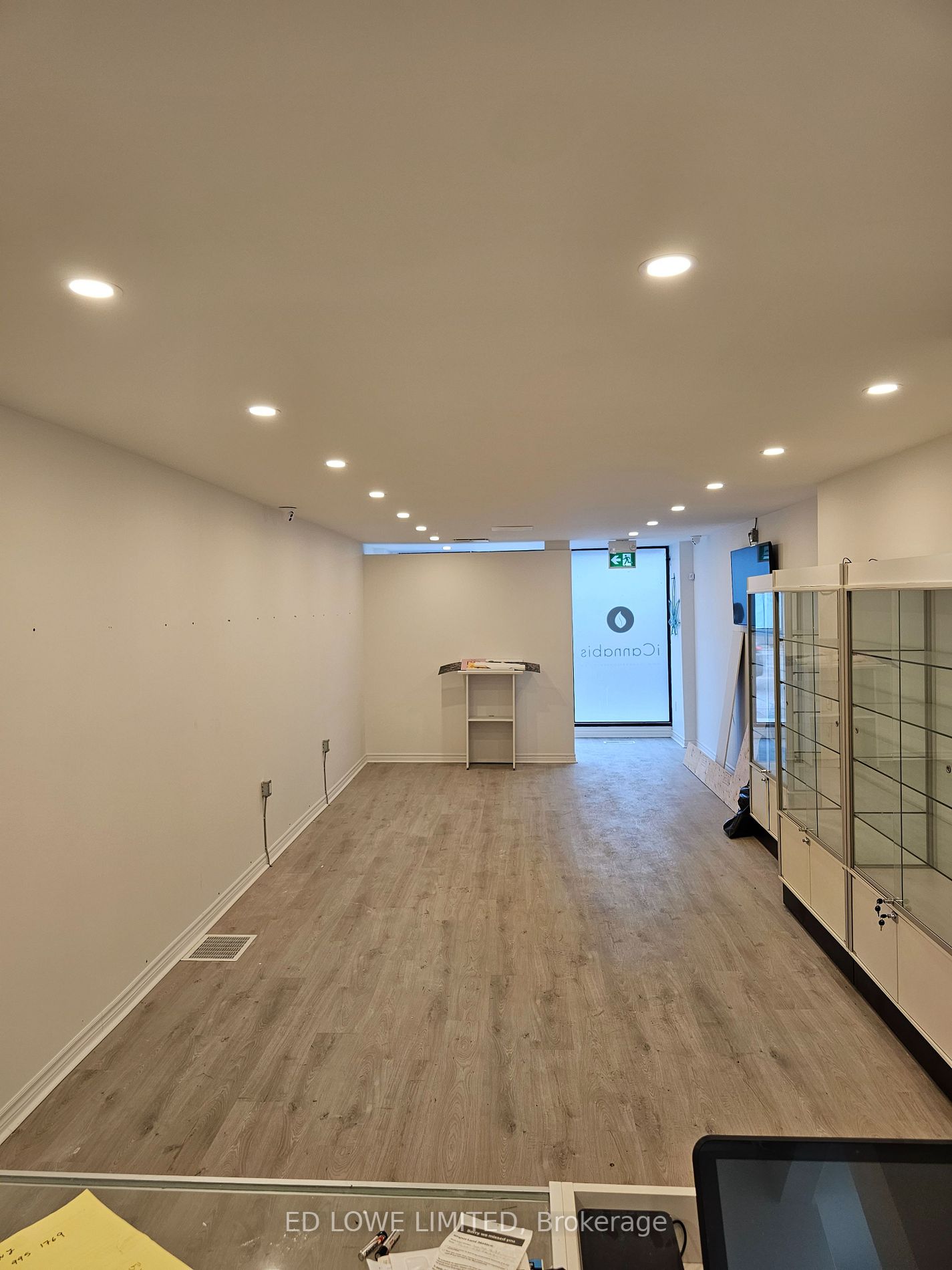 27 Dunlop St W