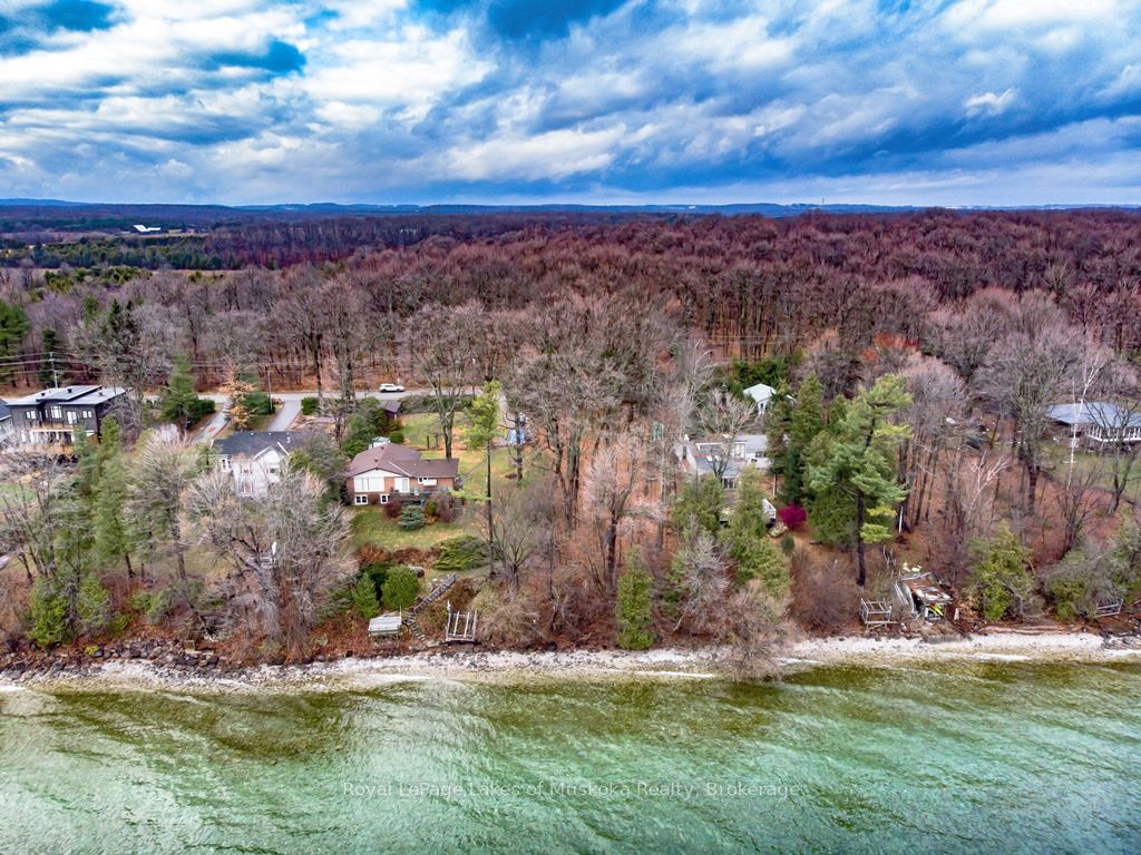 1069 Woodland Dr