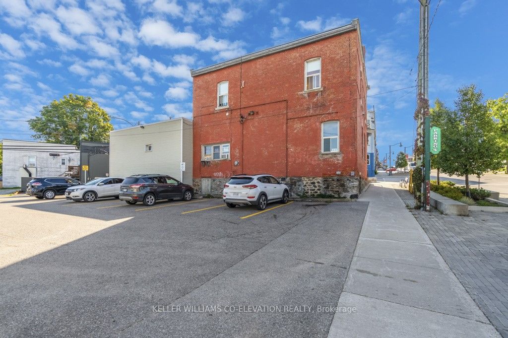 1 Simcoe St