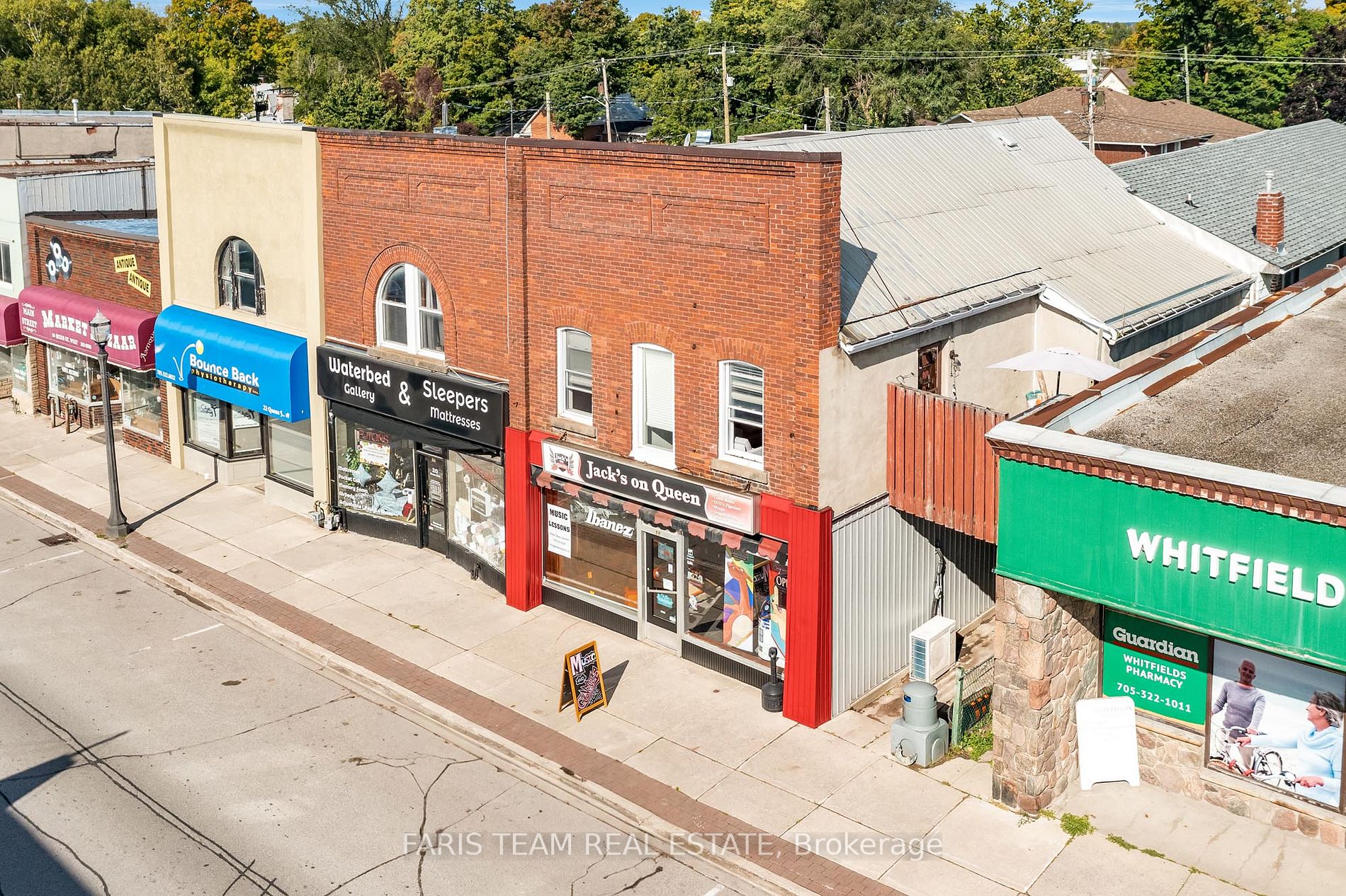 18 Queen St W