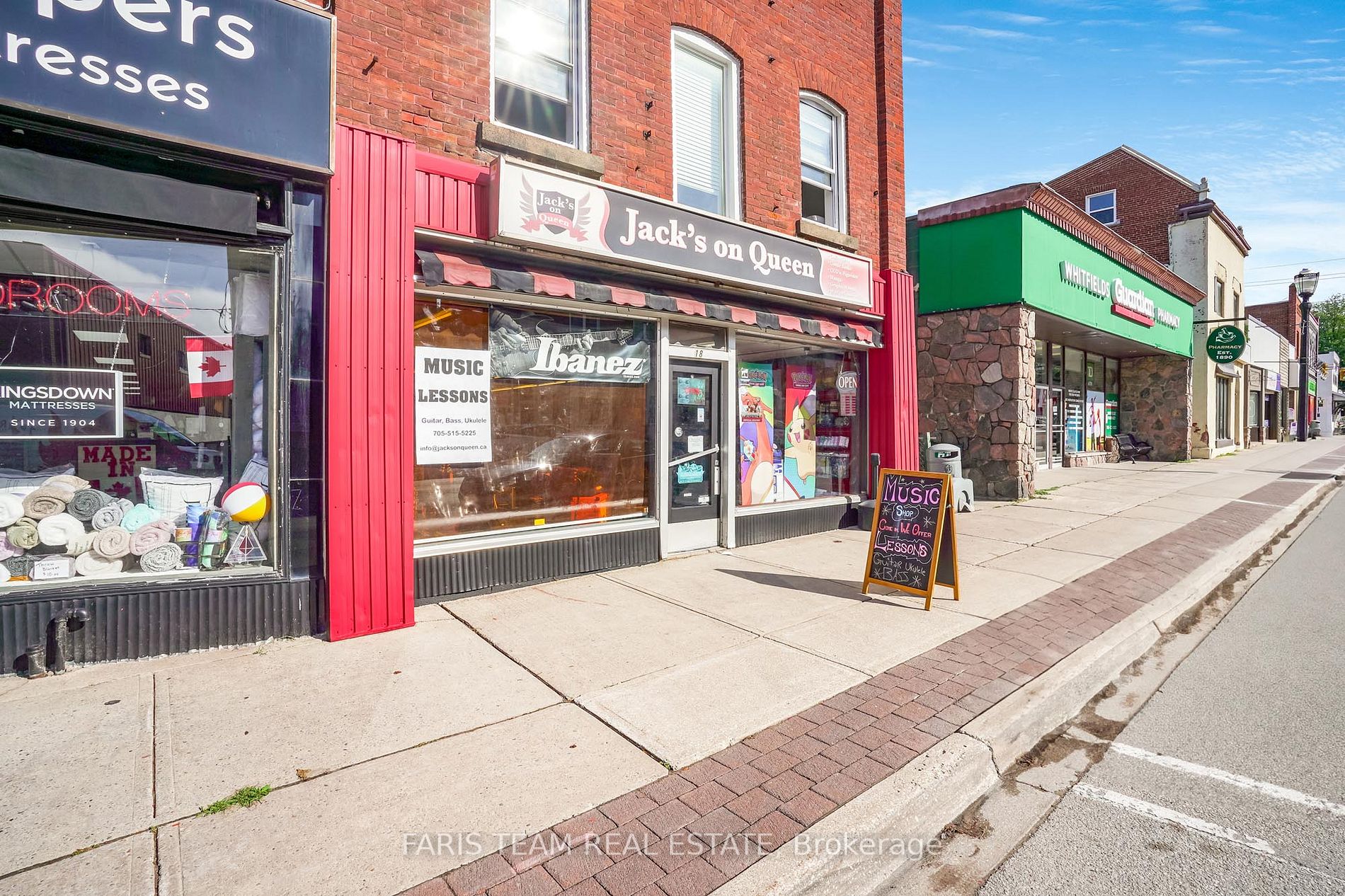 18 Queen St W