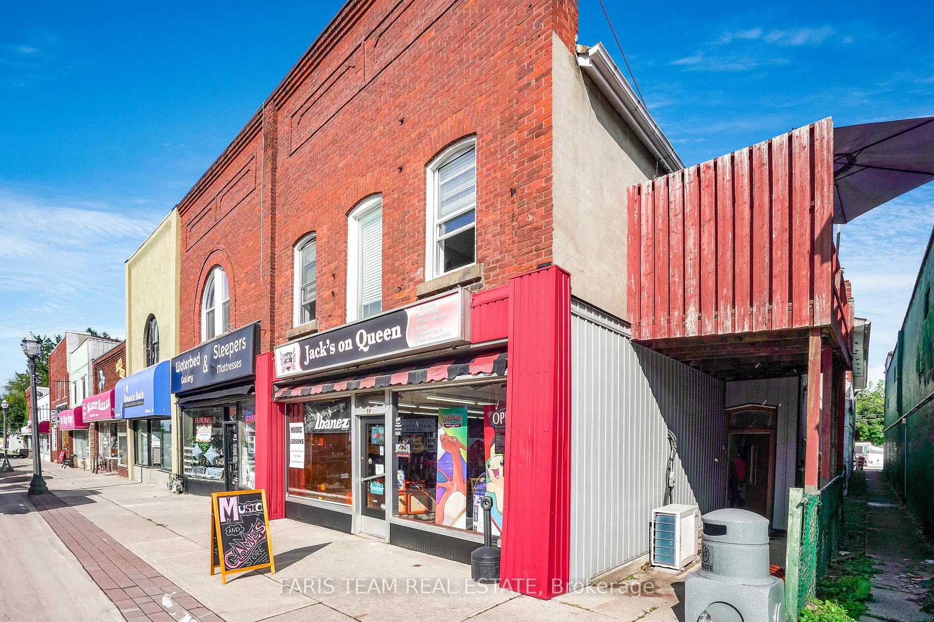 18 Queen St W