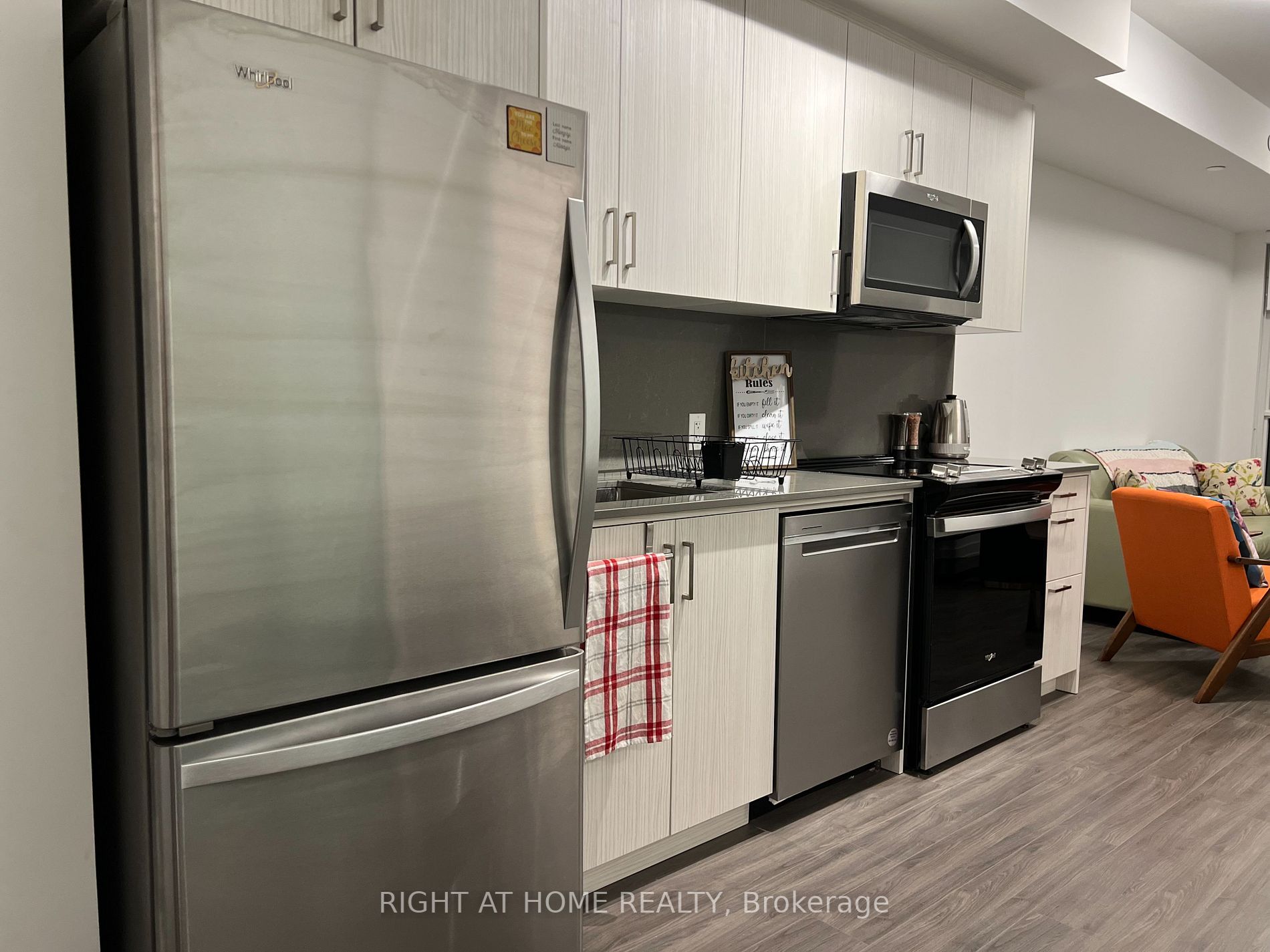 681 Yonge St, #315