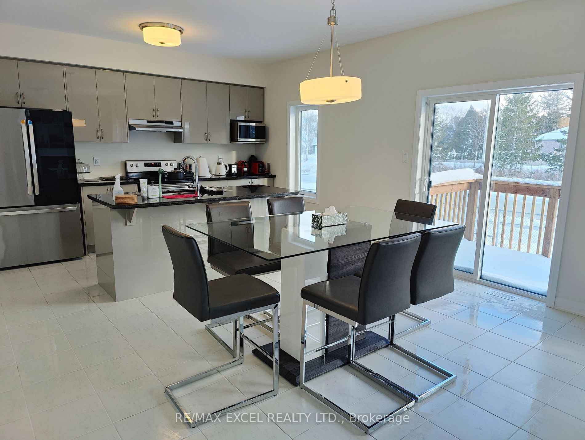 3737 Lakepointe Dr
