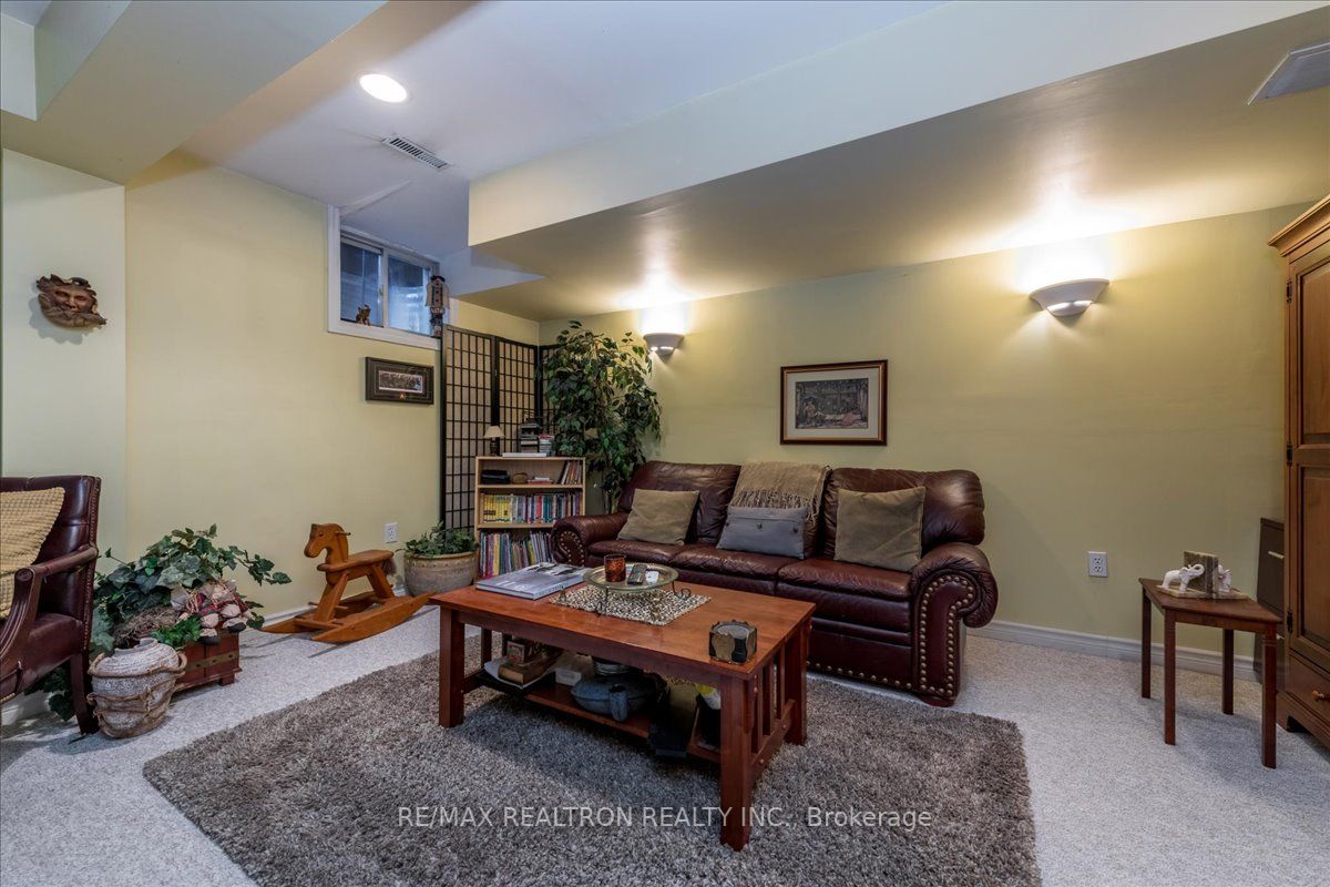 9 Caribou Crt
