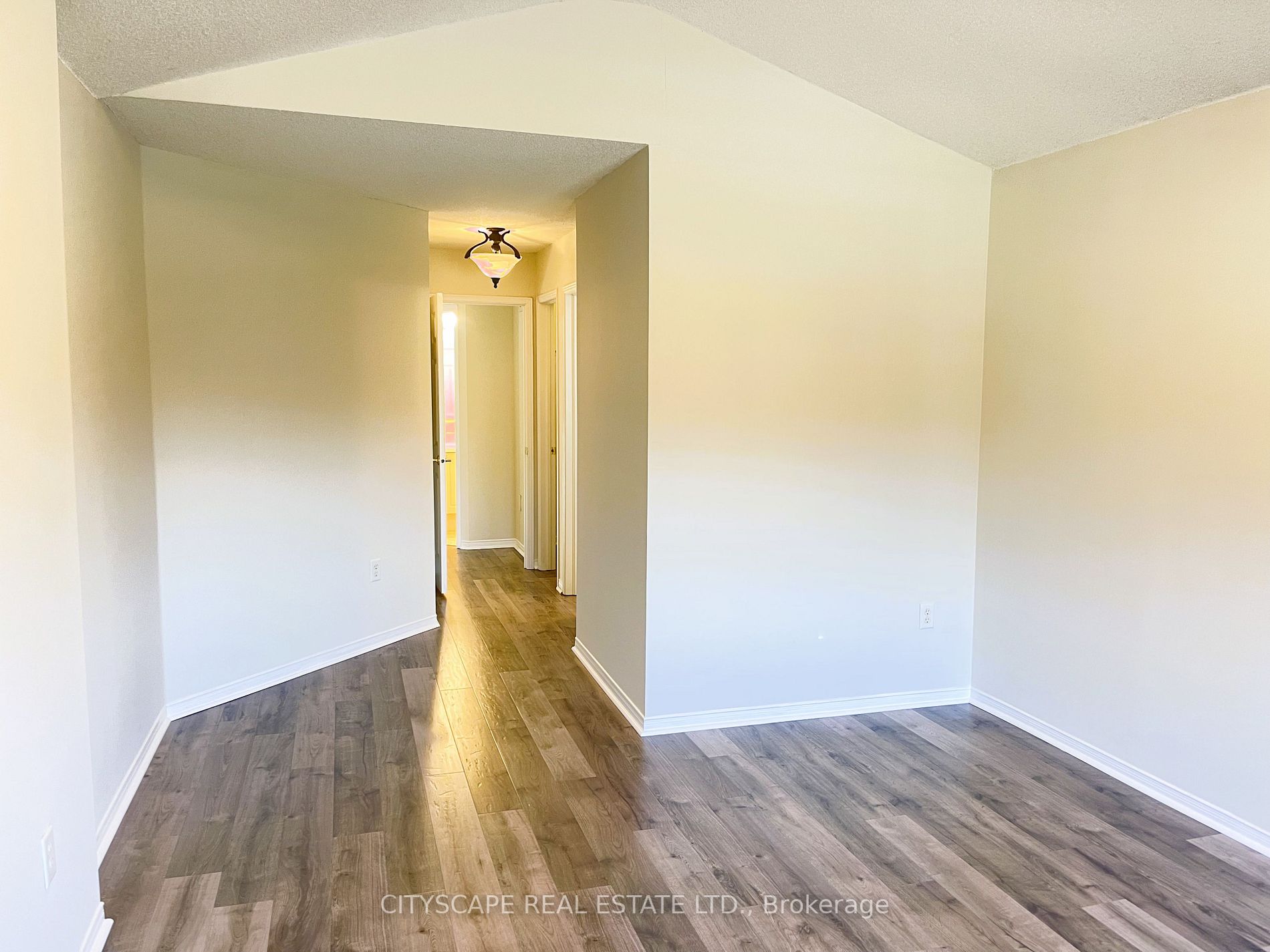 96 Sandringham Dr