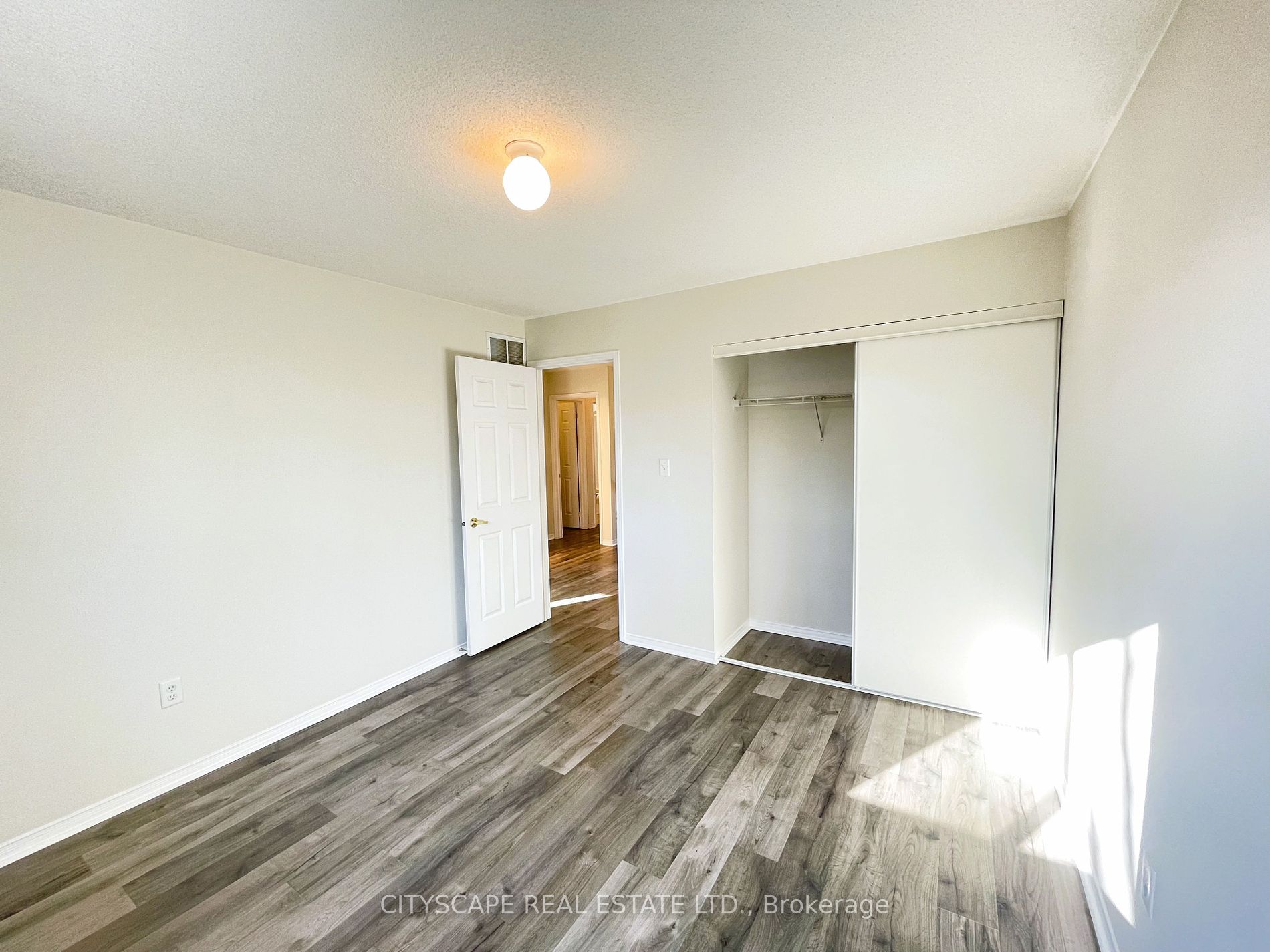 96 Sandringham Dr