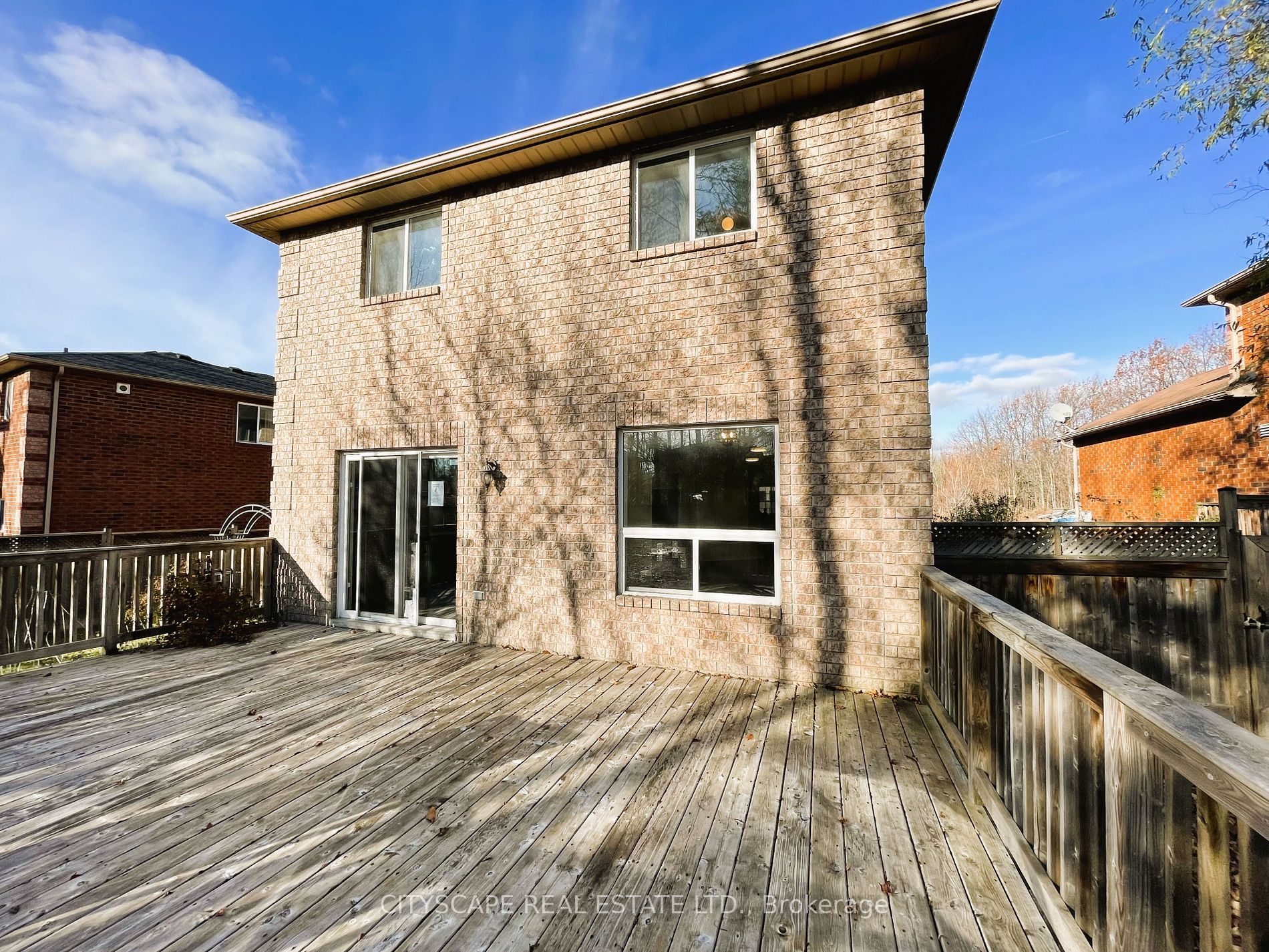96 Sandringham Dr