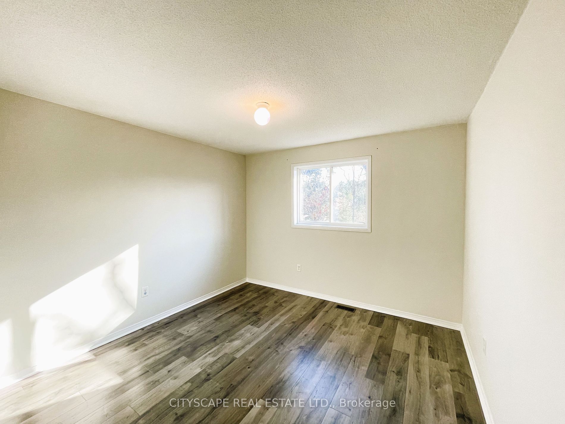 96 Sandringham Dr
