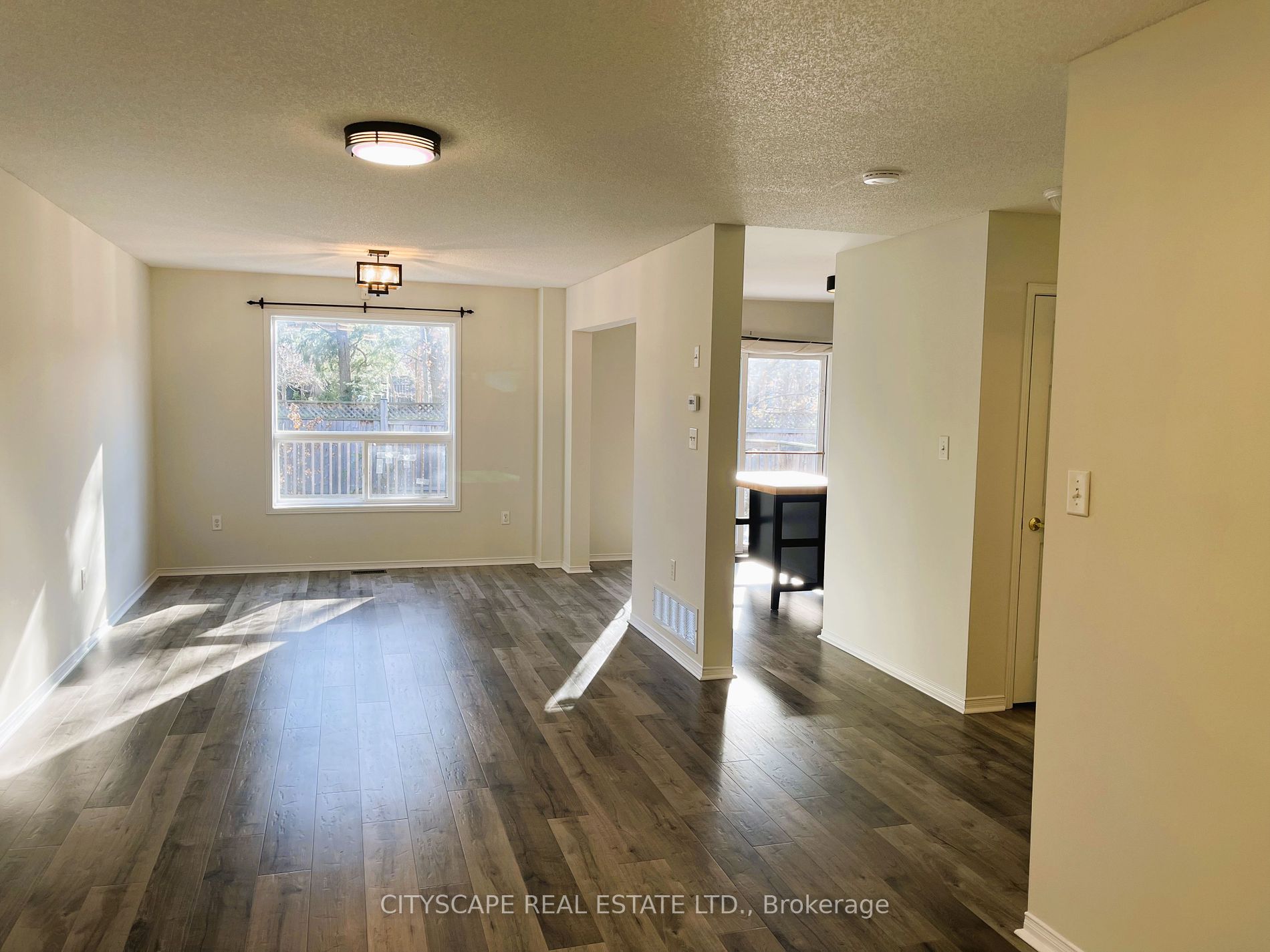 96 Sandringham Dr