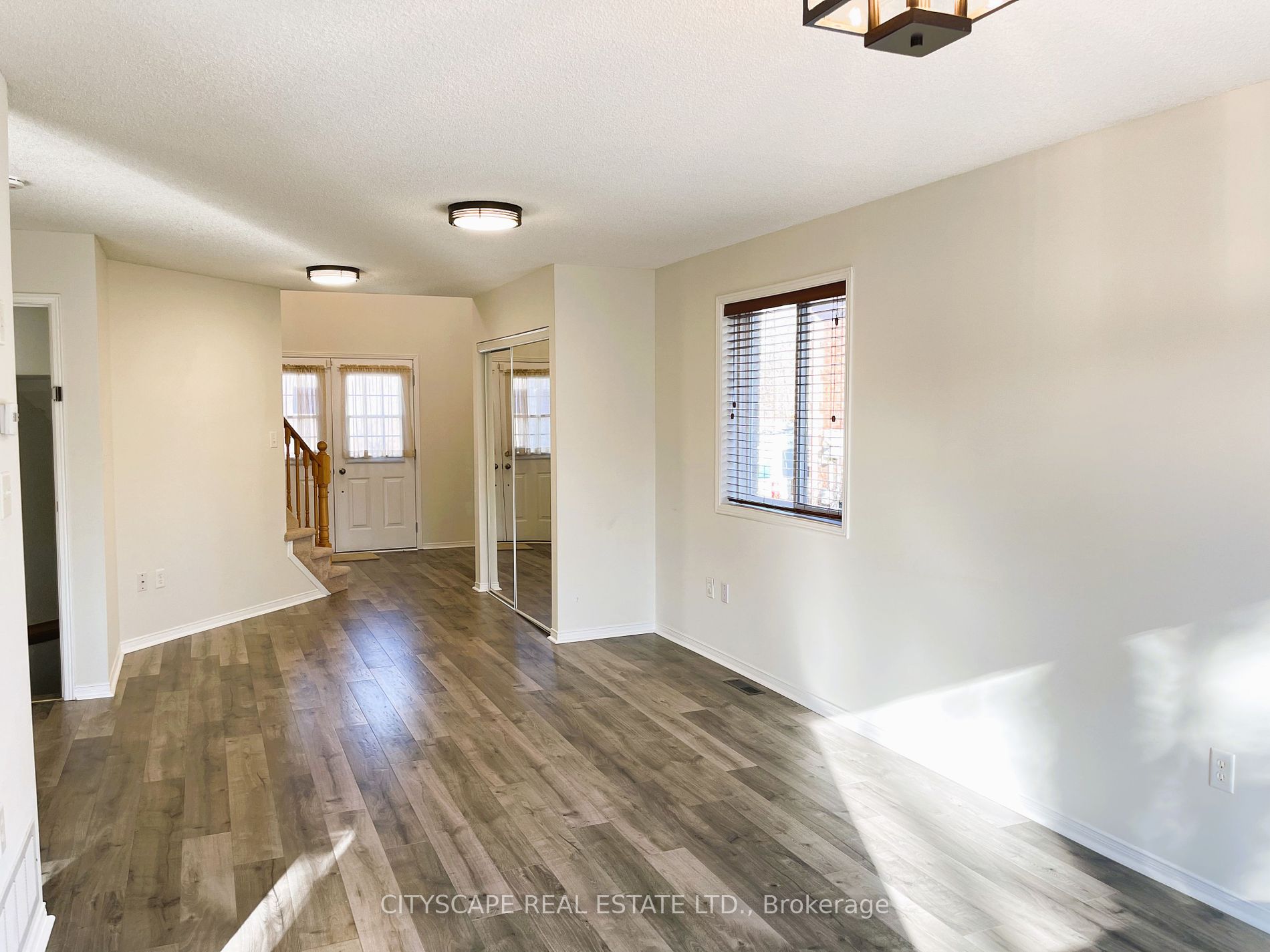 96 Sandringham Dr