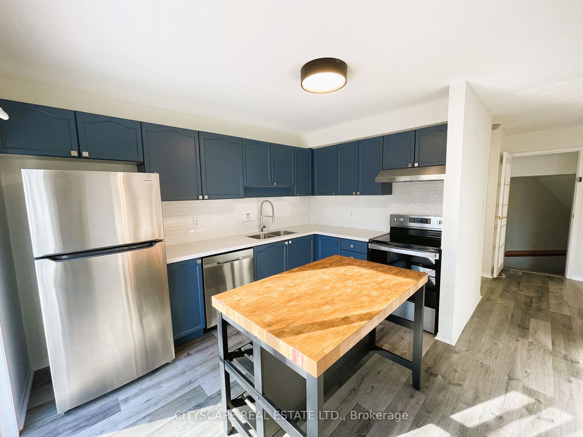 96 Sandringham Dr