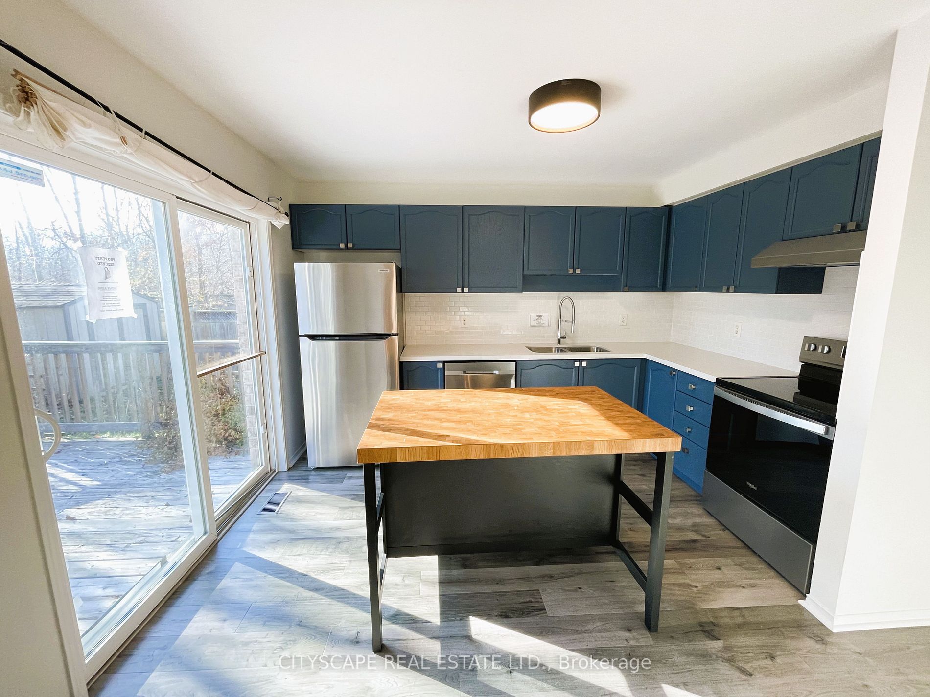 96 Sandringham Dr