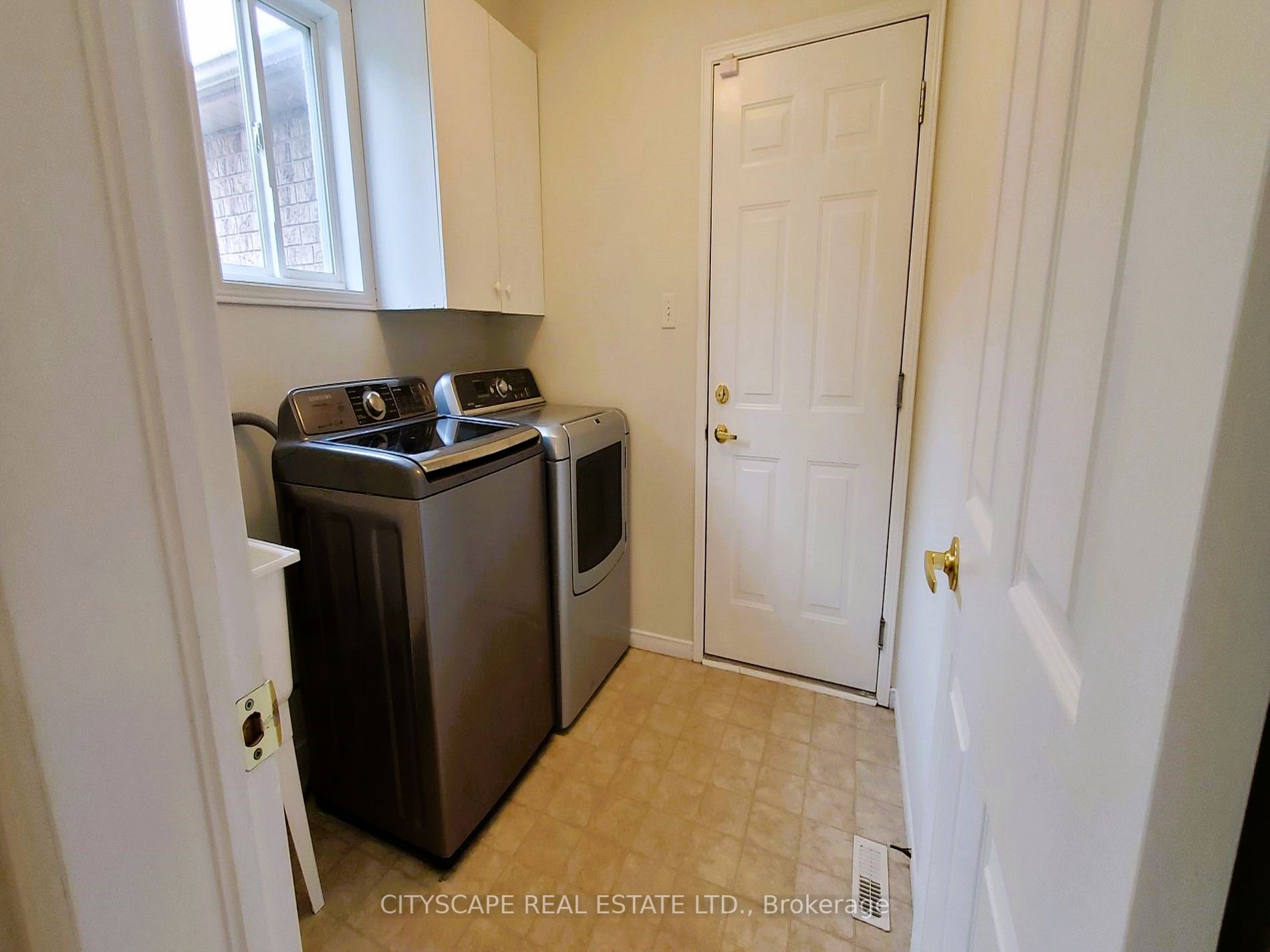 96 Sandringham Dr