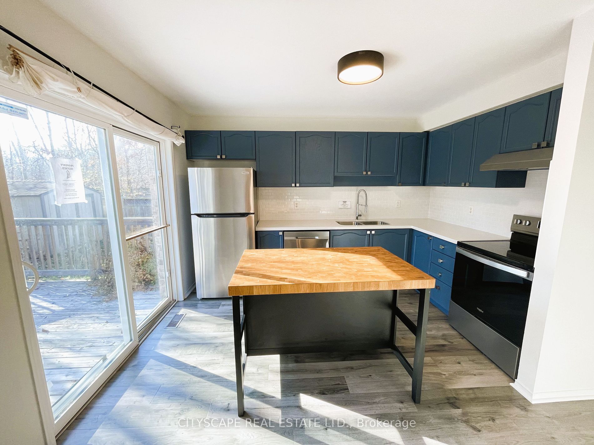 96 Sandringham Dr