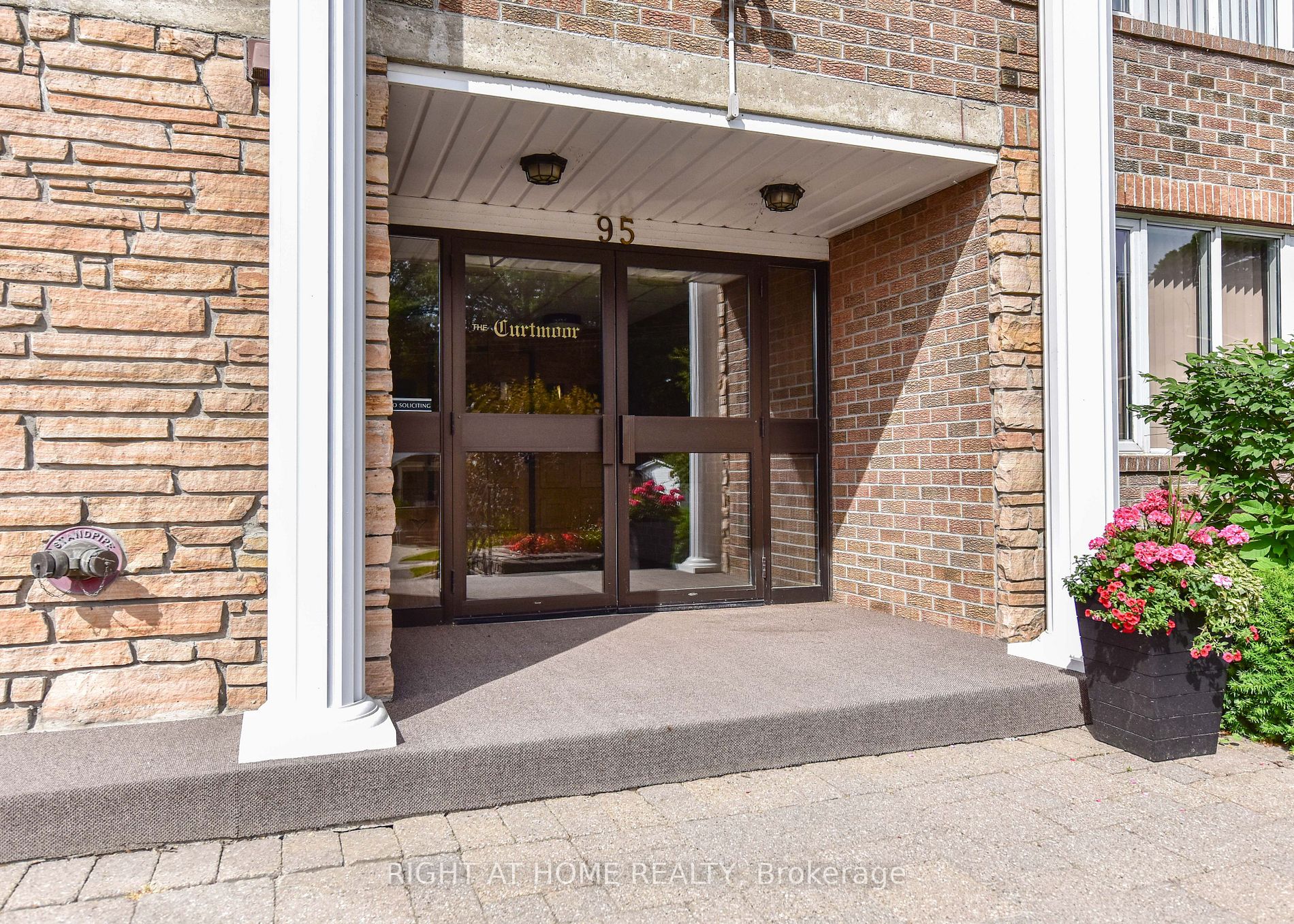 95 Matchedash St N, #203