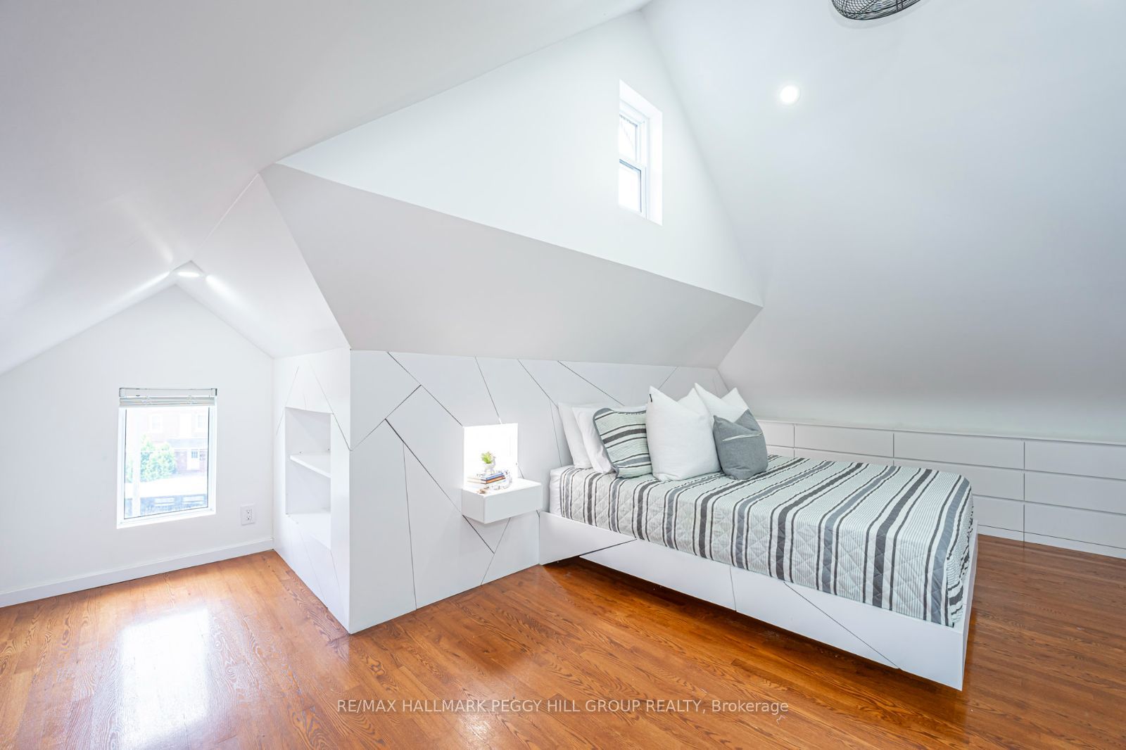 36 Sophia St W