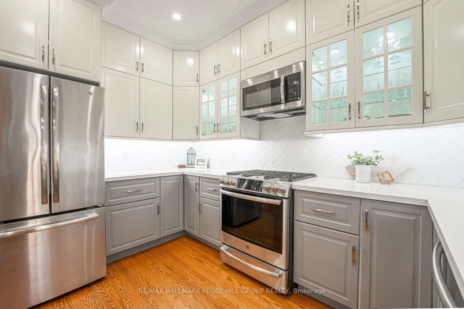 36 Sophia St W