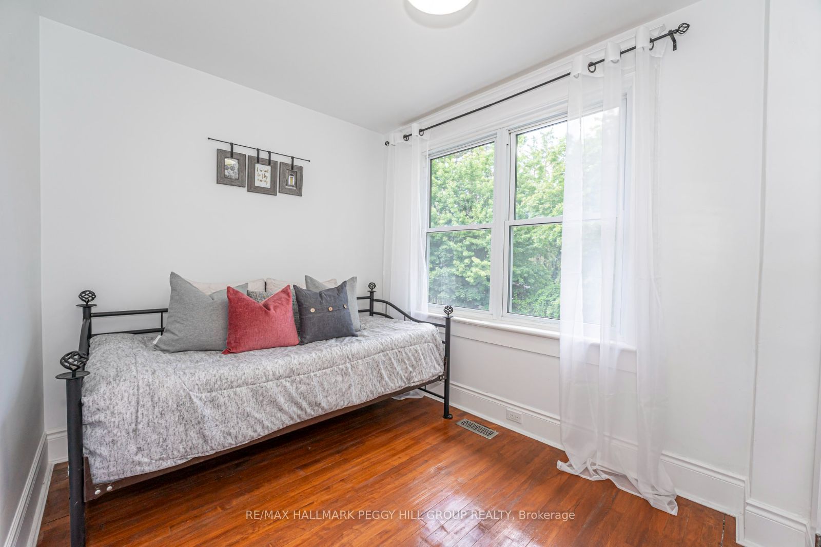 36 Sophia St W