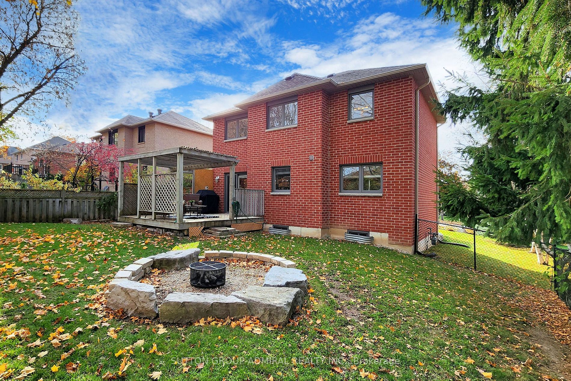 41 Grand Forest Dr N