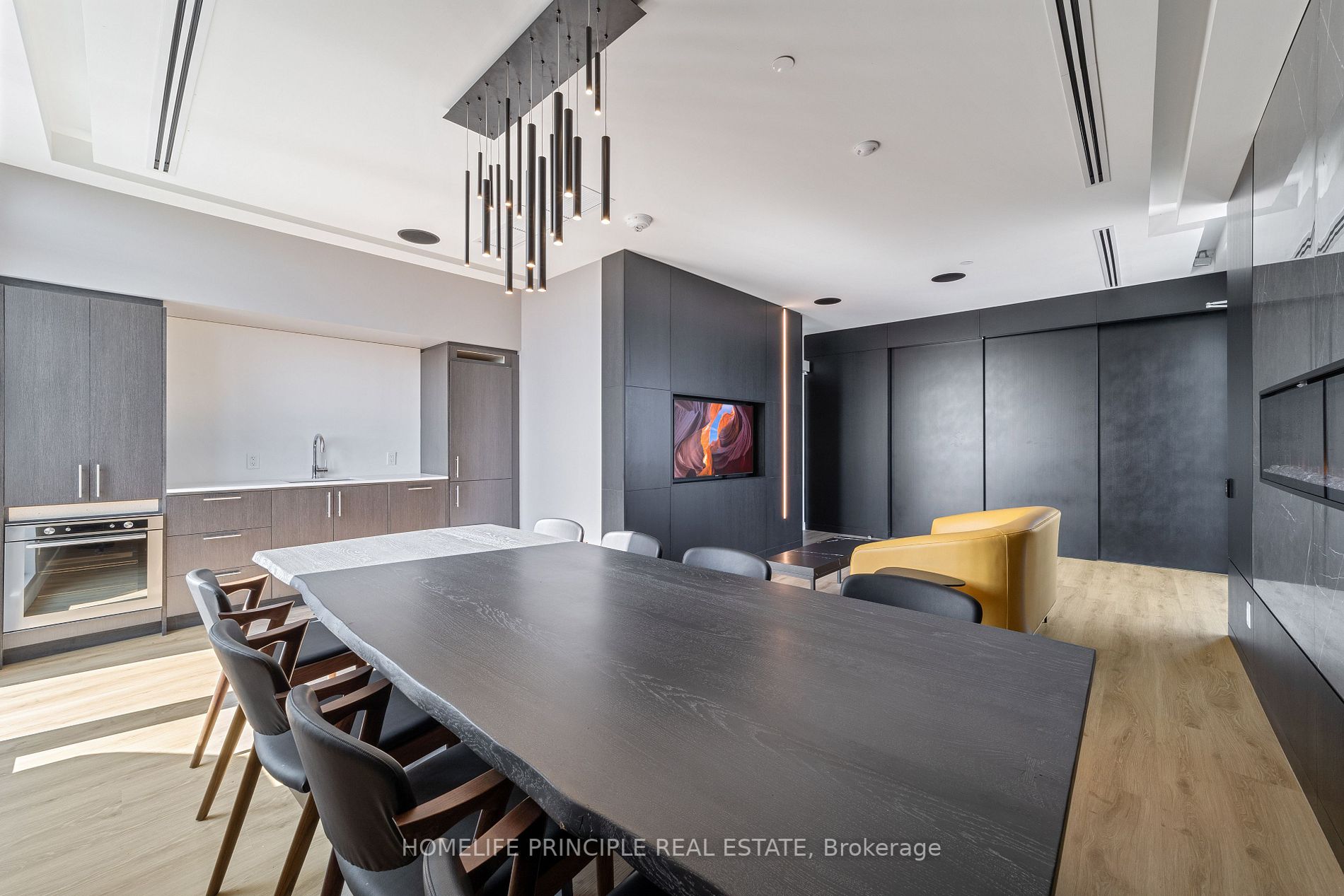 681 Yonge St, #512