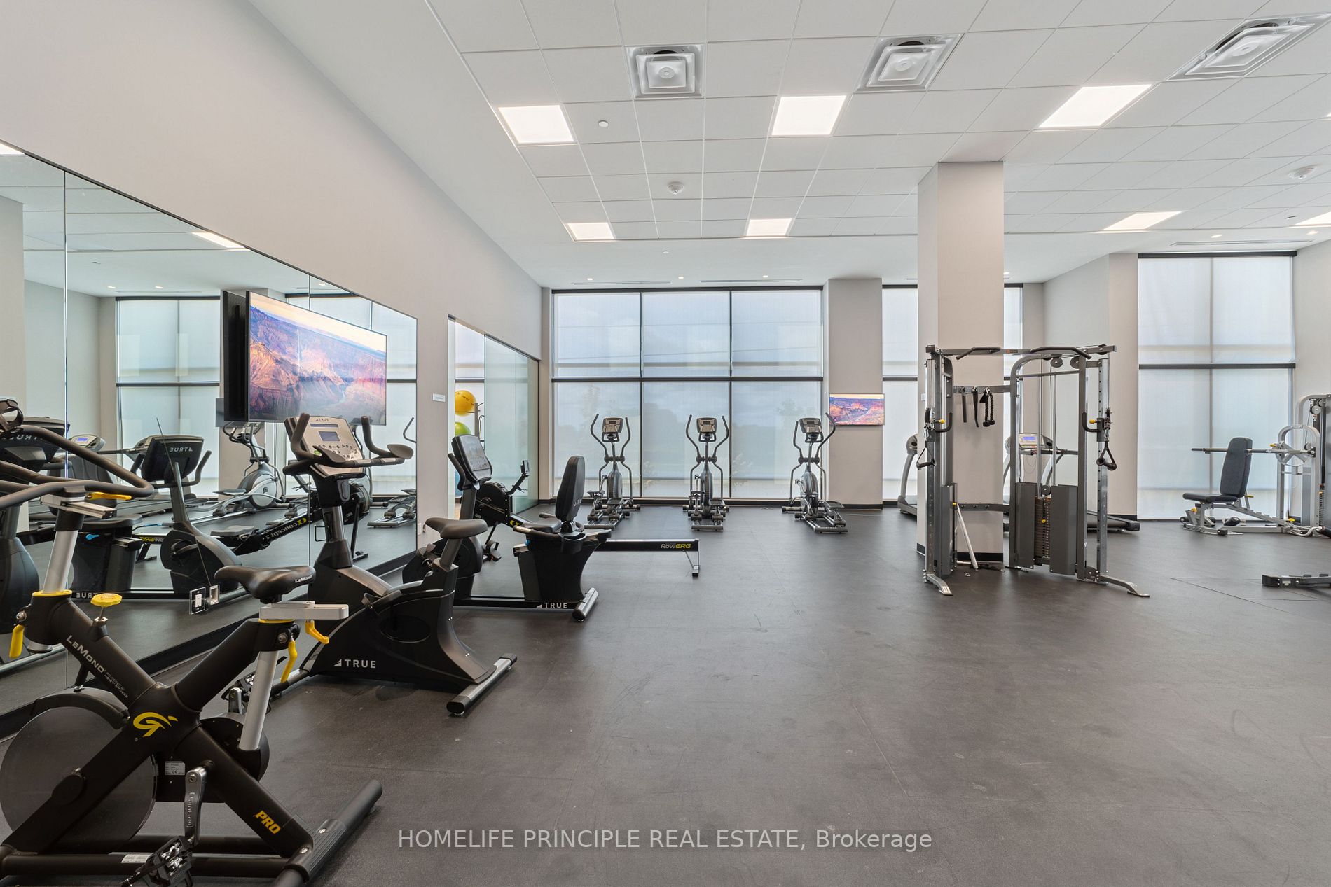 681 Yonge St, #512
