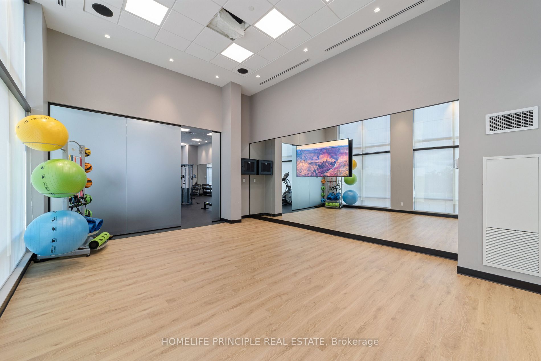 681 Yonge St, #512