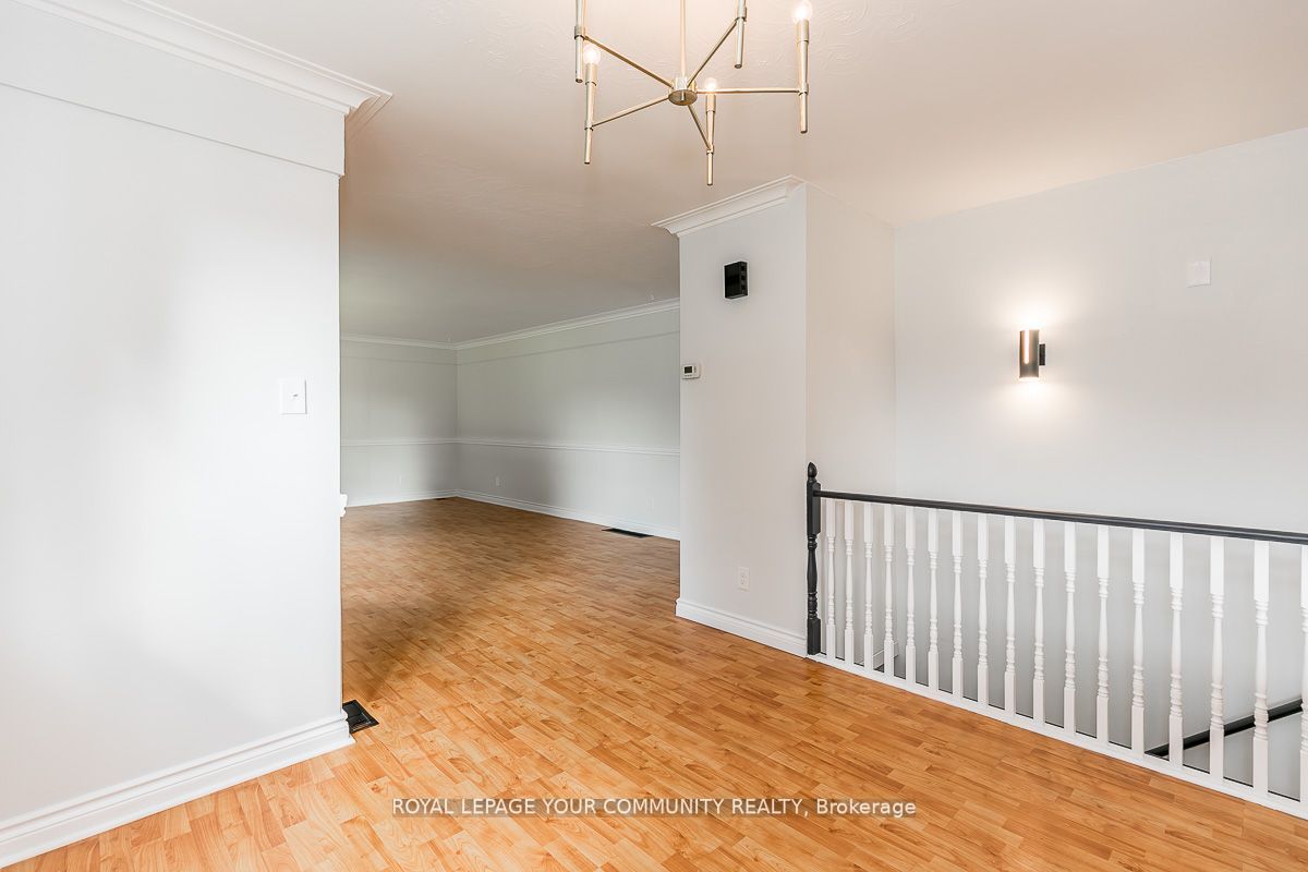374 Mississaga St W
