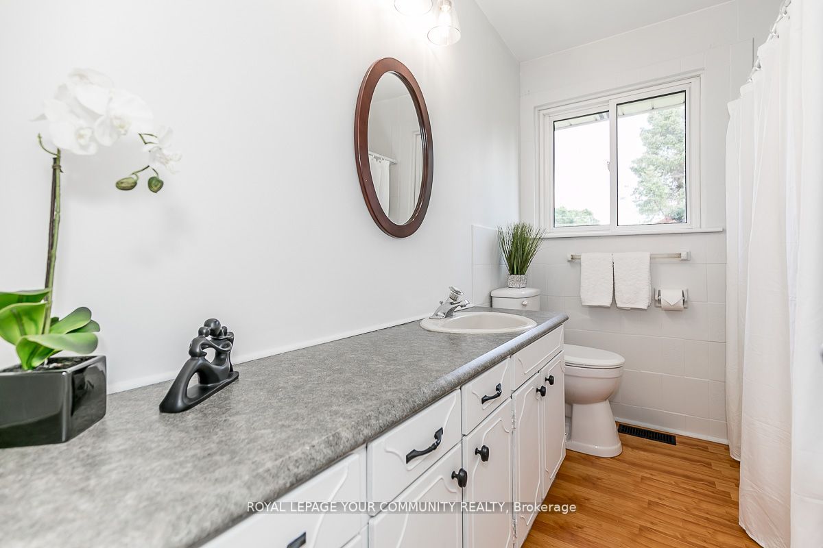 374 Mississaga St W