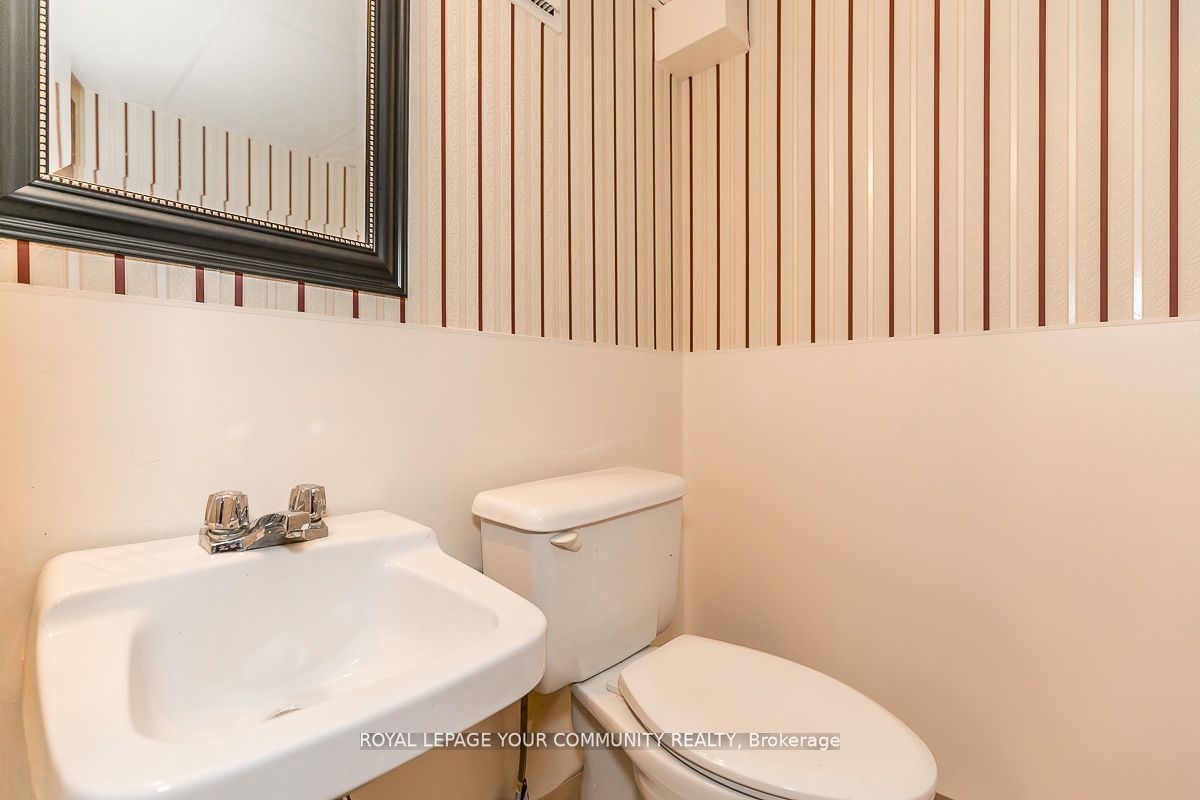 374 Mississaga St W