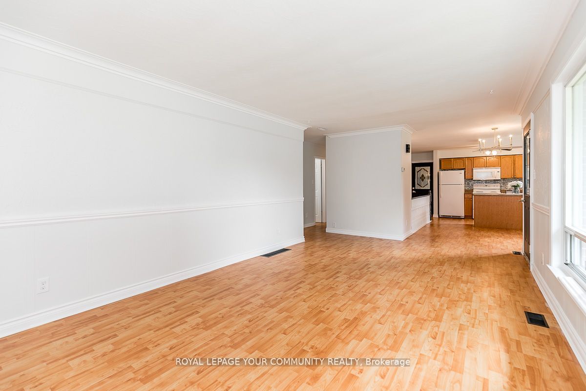 374 Mississaga St W
