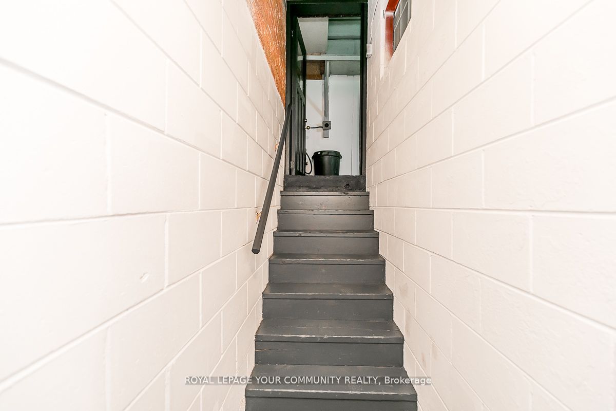 374 Mississaga St W