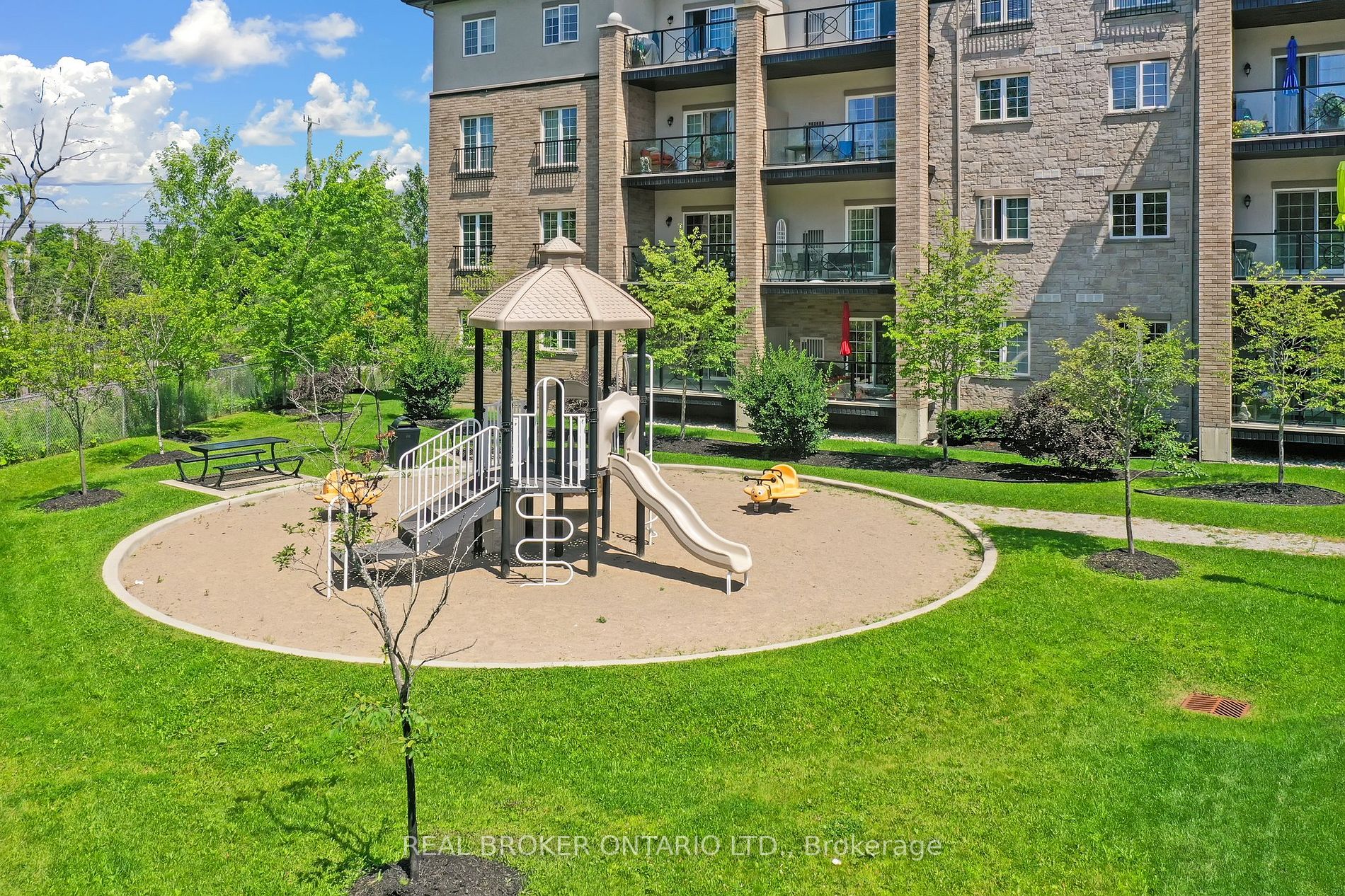 40 Ferndale Dr S, #201
