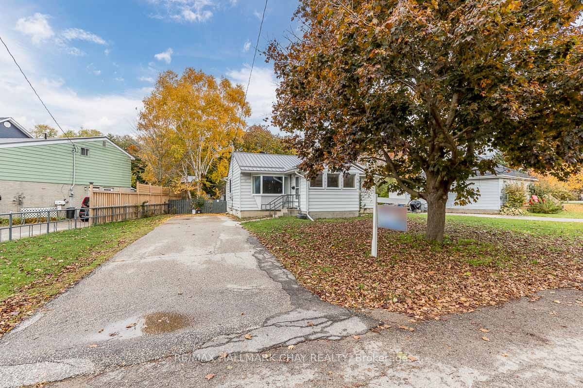 62 Hoover Cres