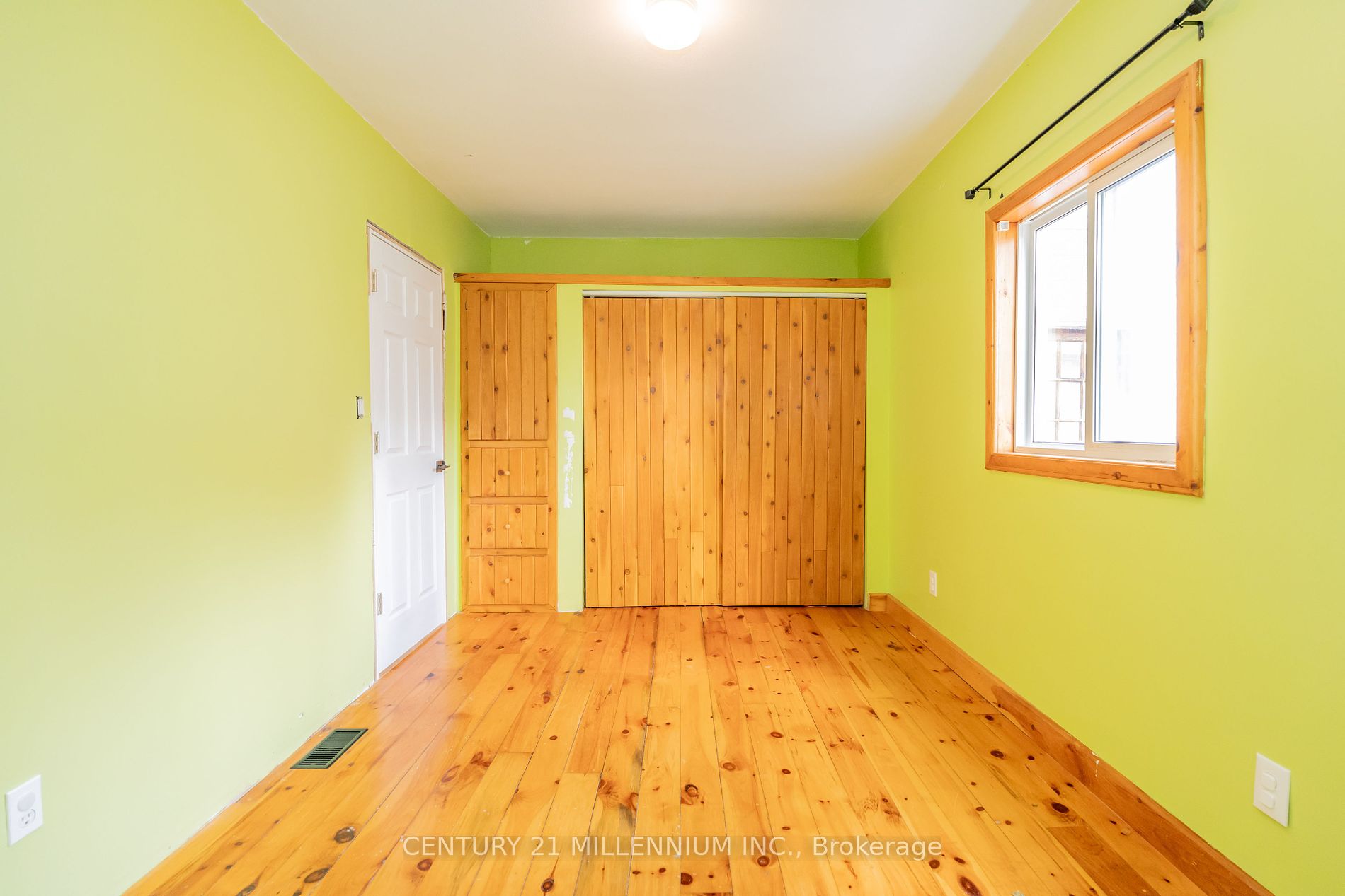 237 Simcoe St