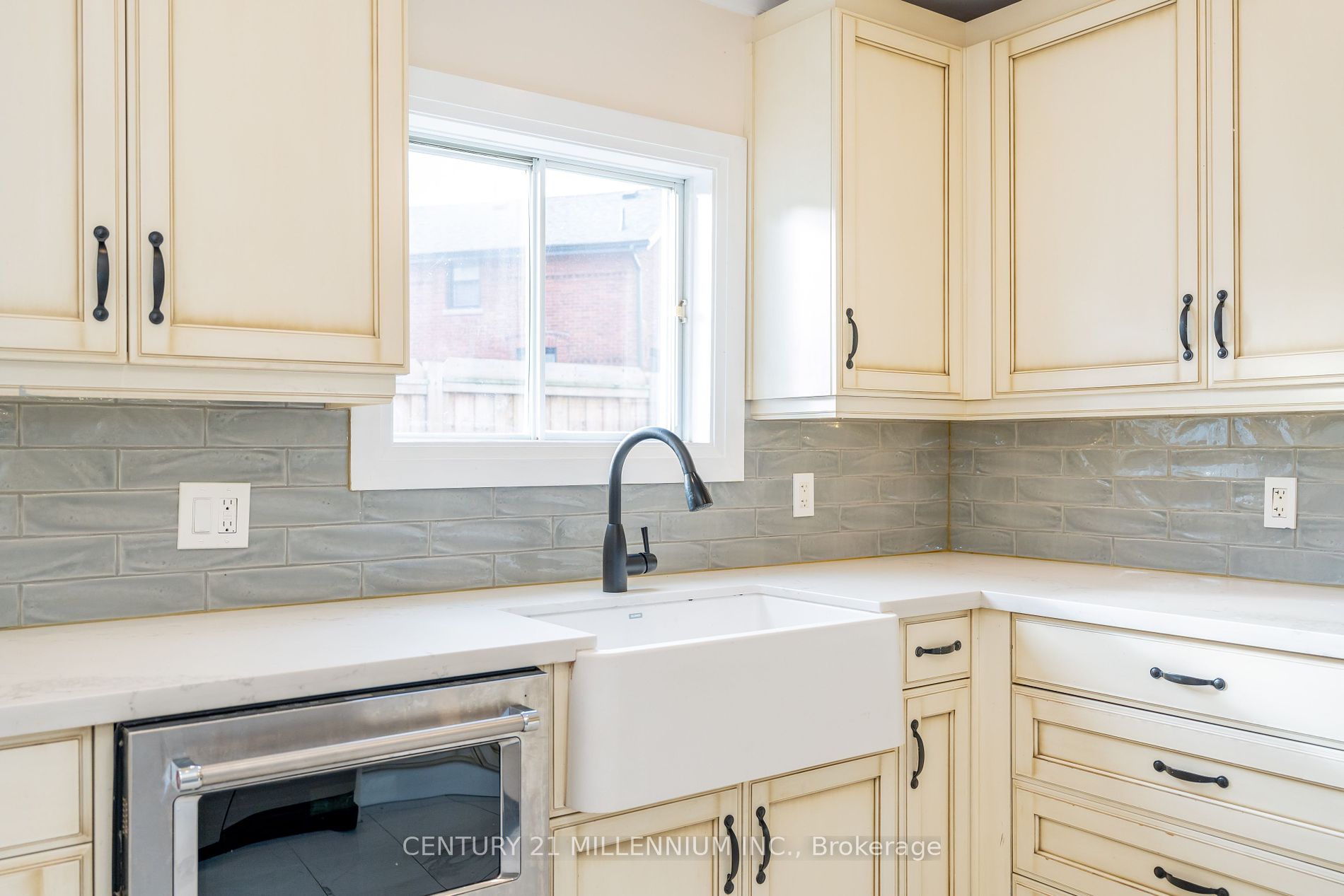 237 Simcoe St