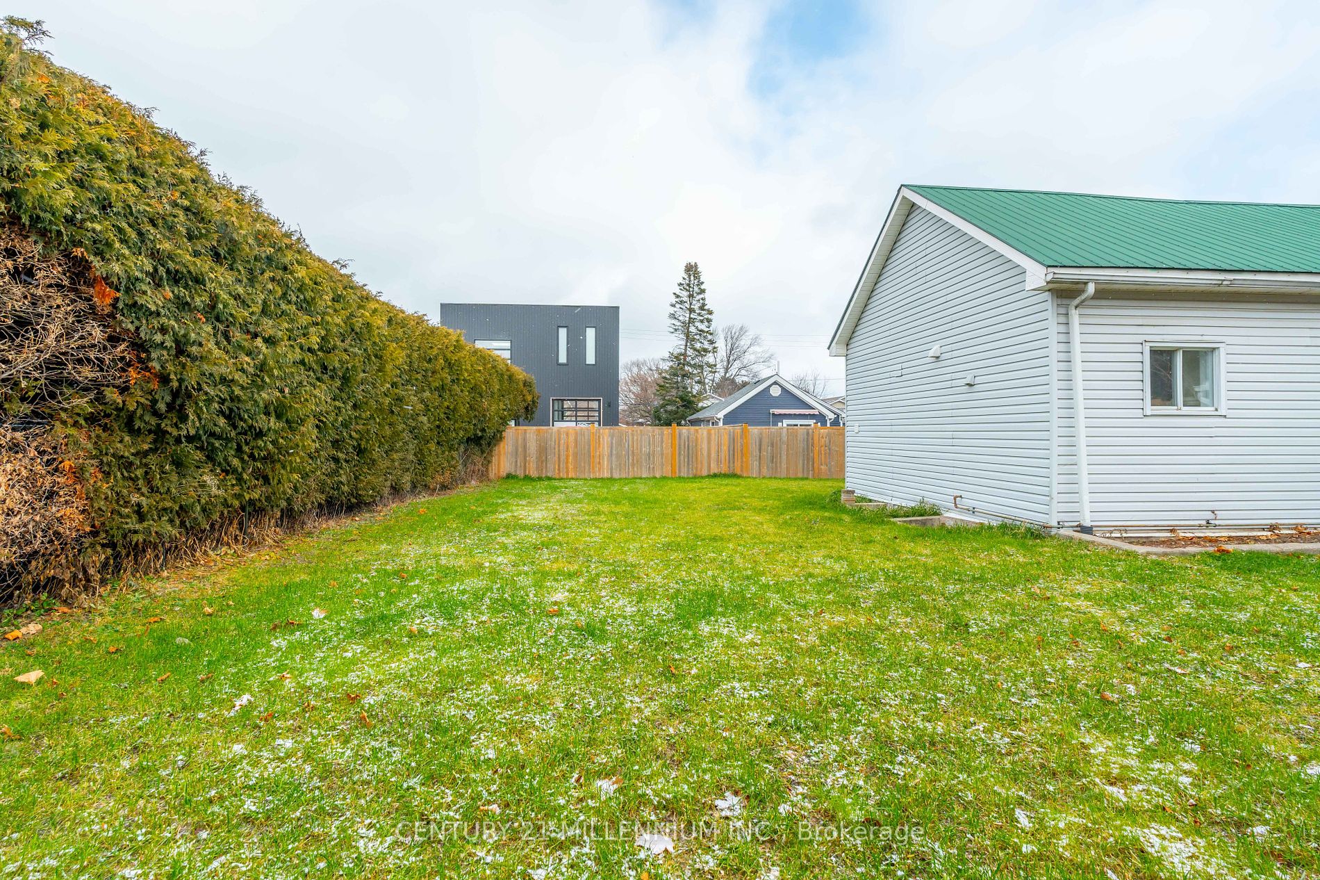 237 Simcoe St