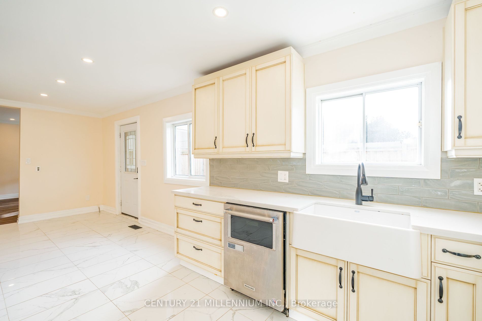237 Simcoe St