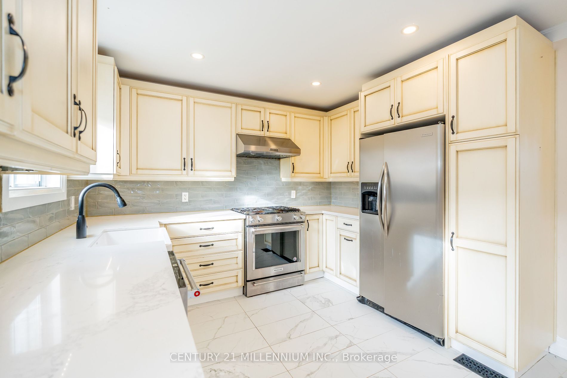 237 Simcoe St
