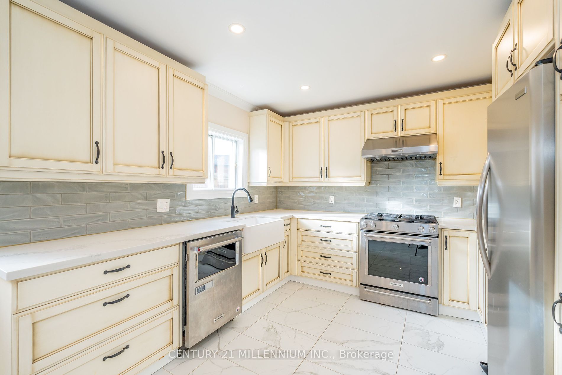 237 Simcoe St